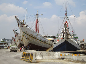 Ships berthed at "Sunda Kelapa Harbour".Original sail ships with engines.