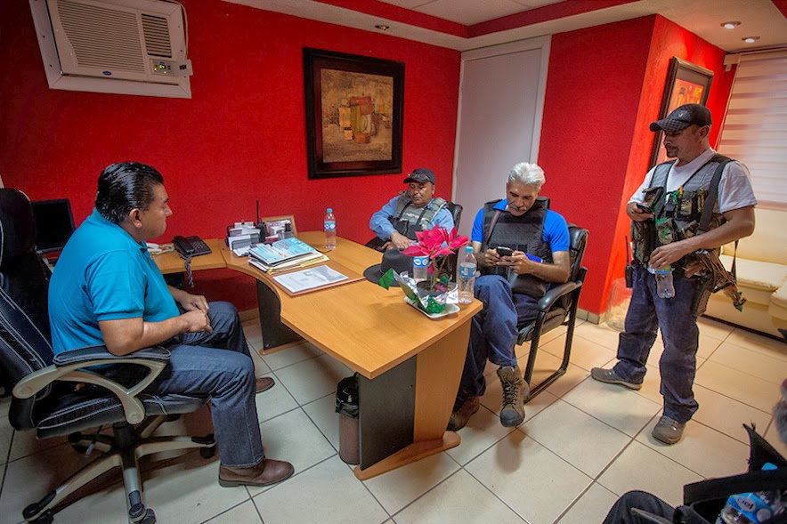Con el líder moral de las Autodefensas de Michoacán Dr.MIRELES reportaje. Captura+de+pantalla+2014-01-08+a+las+13.33.51