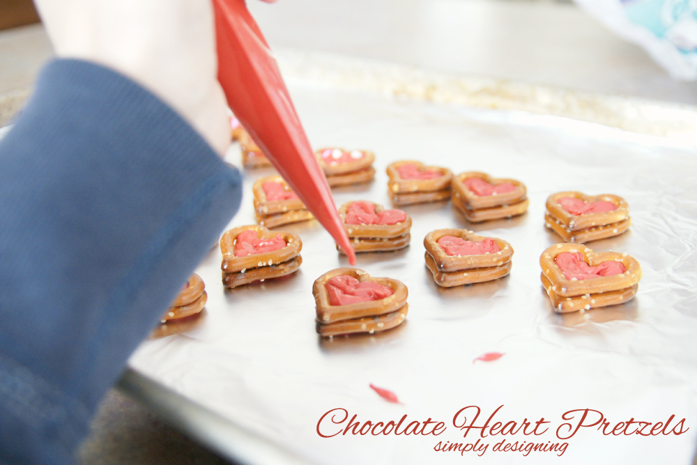 Chocolate Heart Pretzels | a simple and tasty chocolate and pretzel Valentine's Day treat | #recipe #valentinesday #heart #chocolate