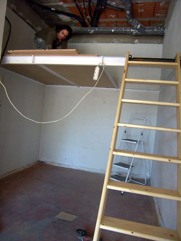 Cómo hacer un altillo en un garaje con escalera abatible y quita miedos