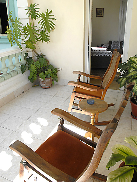 Casa para alquilar en la Habana Cuba. Excelentes condiciones, un cuarto con aire acondicionado, ventilador, minibar, cama matrimonial, azotea para descansar con sillones clásicos cubanos, balcón con sillones