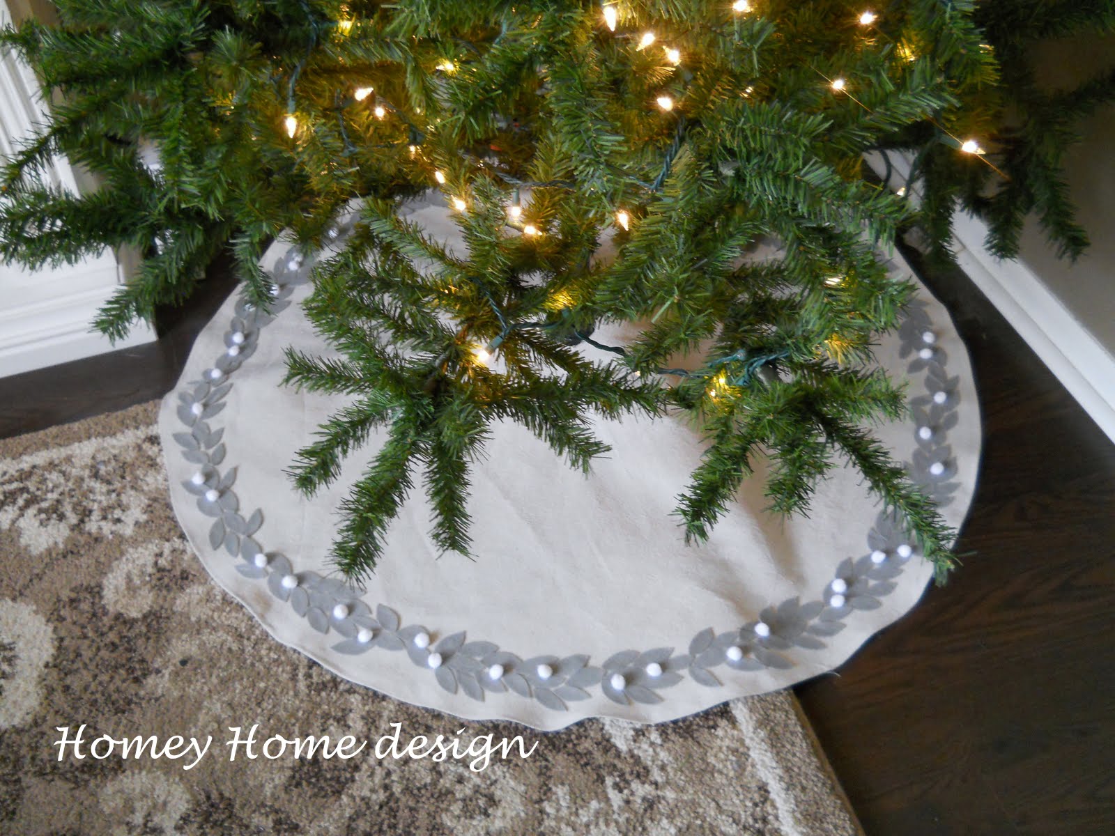 homey home design Christmas Tree Skirt Tutorial