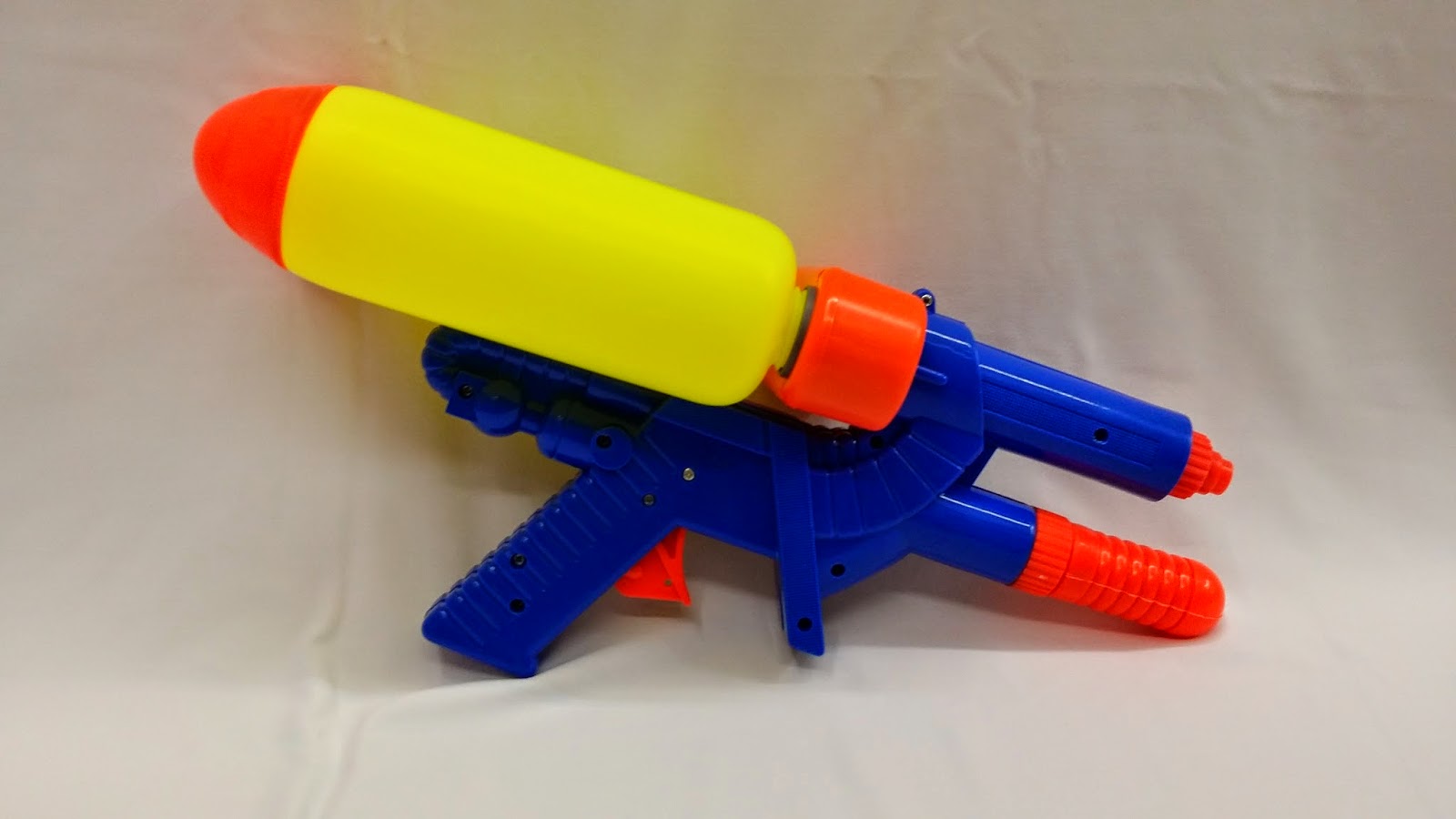 GM TOYS STORE SUMMER TIME ) WATER GUN & BEACH BASKET & SAND TABLE