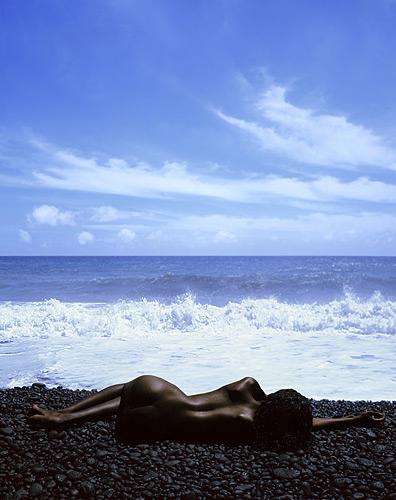 stephen wilkes fotografia mulher negra nua na praia preta