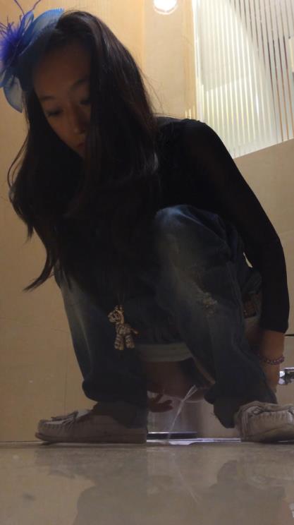 Скрытая камера в туалете снимает молодых девушек Скрытая камера в туалете снимает молодых девушек