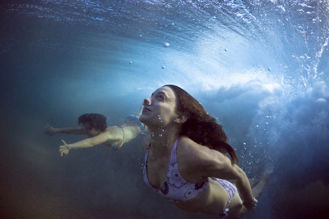 Fotos submersas de banhistas passando debaixo de ondas