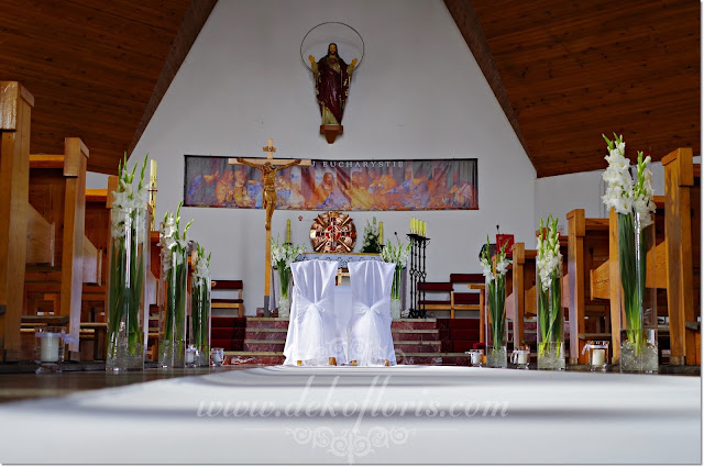 Biała dekoracja ślubna kościoła z gladioli i biały dywan opolskie
