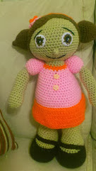 http://novedadesjenpoali.blogspot.com.es/2013/10/patron-muneca-con-2-colita-amigurumi.html