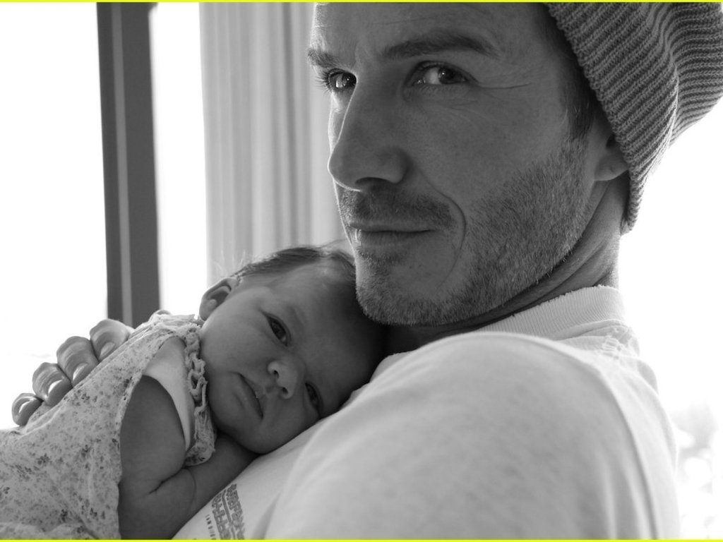 http://1.bp.blogspot.com/-o-gwRP1q3b4/T0VPEdrQUtI/AAAAAAAAO14/HqGlt-04Lf4/s1600/David_Beckham_victoria_Beckham_baby_Harper_papa_love_wallpapers.jpg