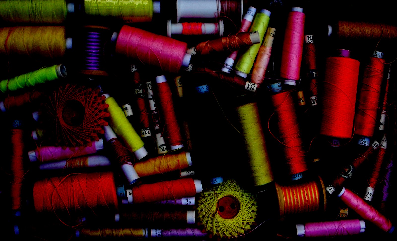 Turquoise Tepid Teadrop: Garnrollen: Wallpaper Rot // Spools of Thread