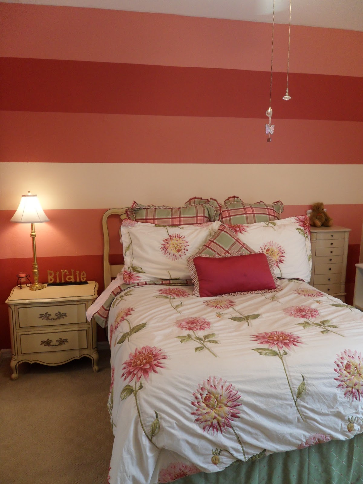 Creatice Striped Walls Bedroom Ideas for Small Space