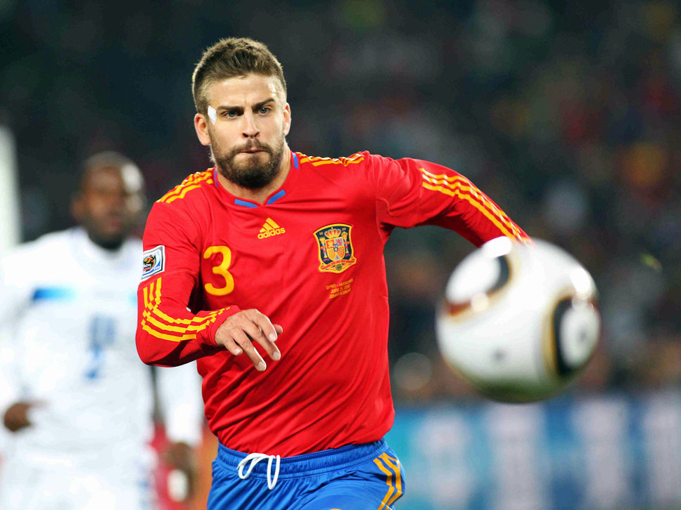 Top Football Players: Gerard Pique Profile and Gerard Pique Pictures/Images