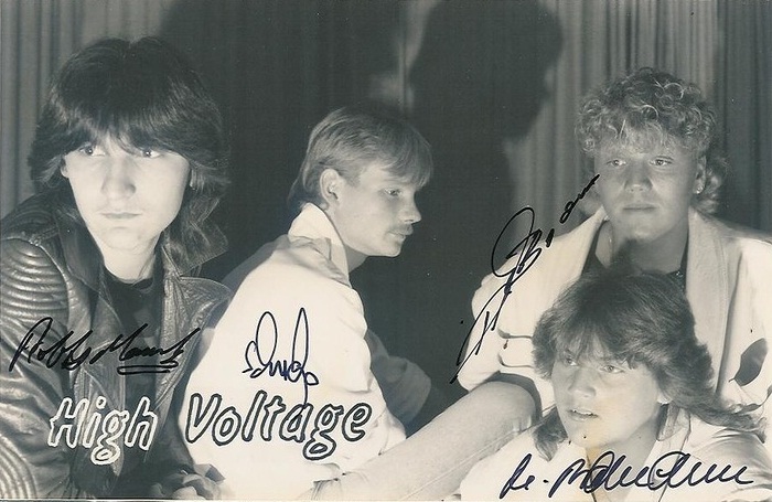 http://1.bp.blogspot.com/-o2dvD2pFizo/UR_Hq357oaI/AAAAAAAAJ_s/Zinh5TOBSbU/s1600/High+Voltage+band+(Michael+Bormann).jpg
