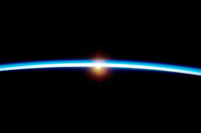 ㈱ドゥエルアソシエイツやわらかめのLEDライトな、ニュース（国際宇宙ステーションから見た日本）イメージ画像で地球の影から顔を出す、太陽