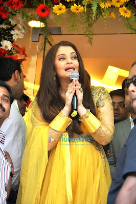 Aishwarya looking gorgeous in inaugurates Kalyan Jewellers' showroom 