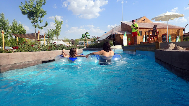 Navegando en flotadores por el Río Loco de Parque Warner Beach