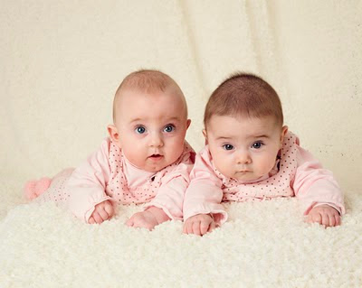 Portrait d'enfants sœurs jumelles bebe famille nord pas de calais bernard dollet photographie