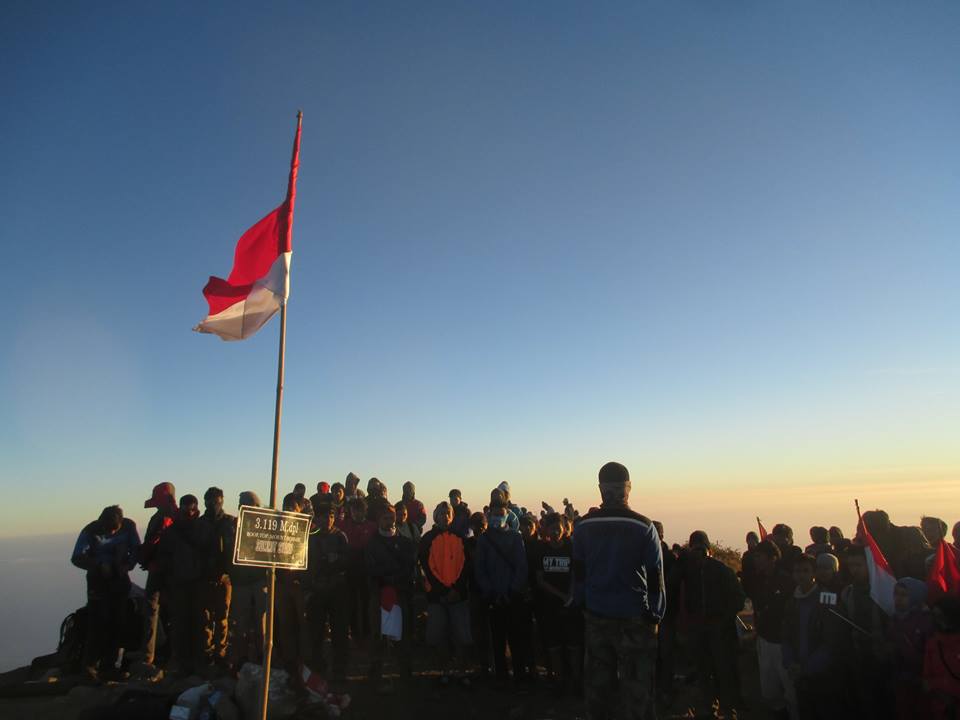 Upacara bendera di puncak Merbabu