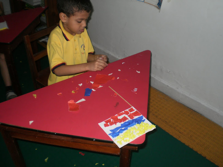 Con  rasgado de papel decoro la bandera de Colombia