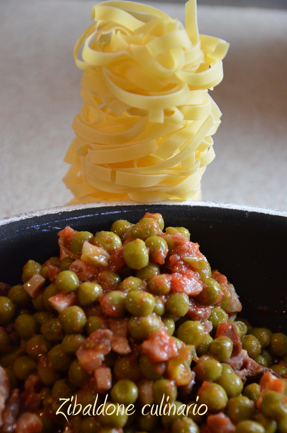 Zibaldone culinario Pasta al forno con piselli e pancetta affumicata