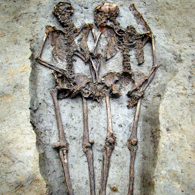 En couple depuis 15 siècles Un_couple_se+tien_la_main_depuis_1500_ans