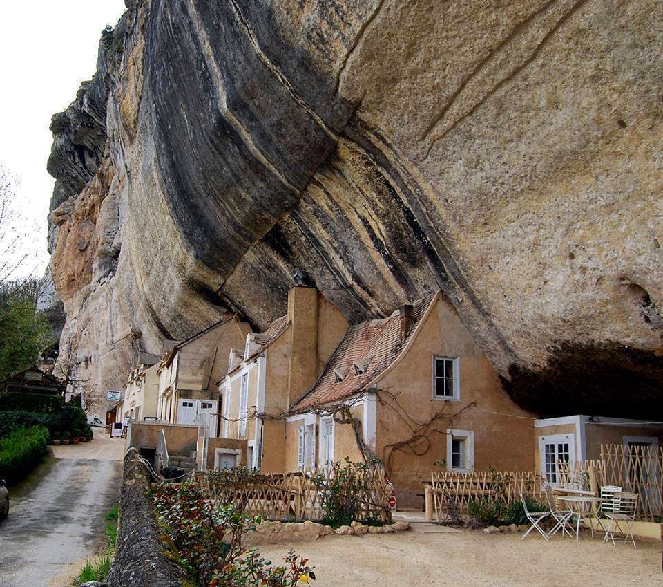 Voyage en Dordogne-3e Laruns The+approach+to+Grotte+du+Grand+Roc+Les+Eyzies-de-Tayac+Black+Perigord,+France