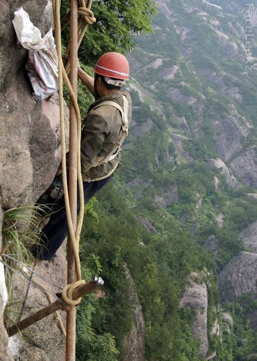 Pekerjaan paling berbahaya dan beresiko - Para Pekerja Cina Membangun Jalan Yg Terbuat dari Kayu  di atas Tebing Vertikal -- foto -- faceleakz