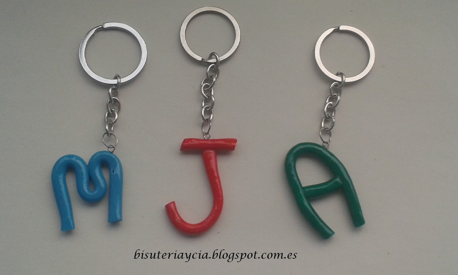 Bisuteriaycia Llaveros con letras de arcilla