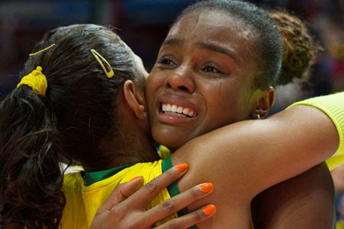 Após sofrer racismo, capitã da seleção de vôlei desabafa: "basta de ódio"