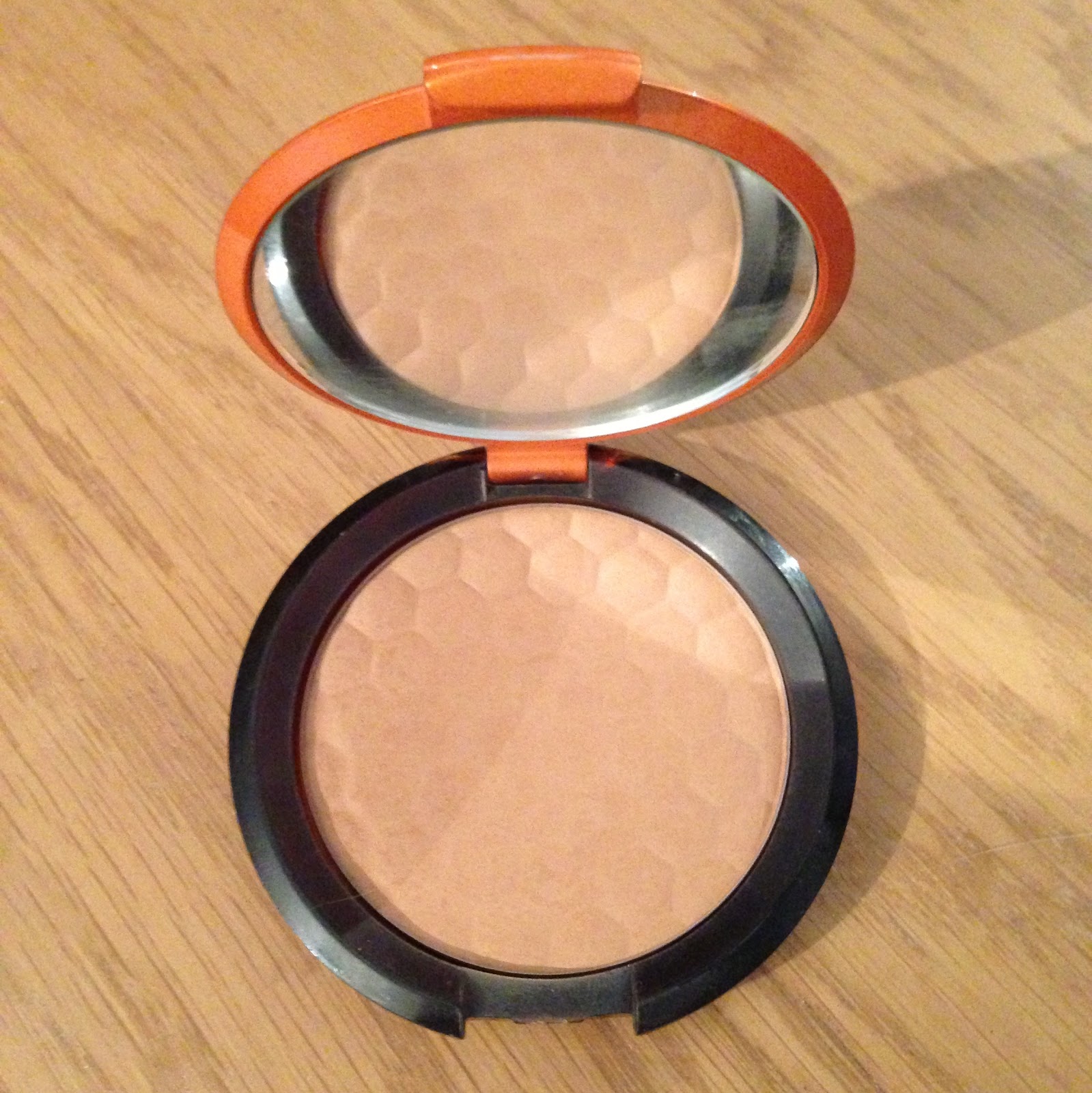 The Body Shop Honey Bronze Bronzing Powder Inthefrow