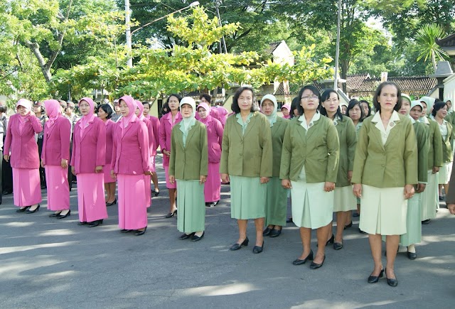 Persit KCK Cab XLVII Kodim 0726 sukoharjo melaksanakan upacara Hari Ibu dan Hari Kesetiakawanan Nasional