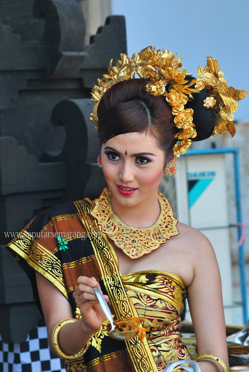 Model Cantik, Busana Tradisional Bali dan Kuliner Semarang