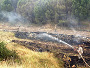 Un'immagine fattiva, dei militari di spegnimento di focolai di macchia mediterranea