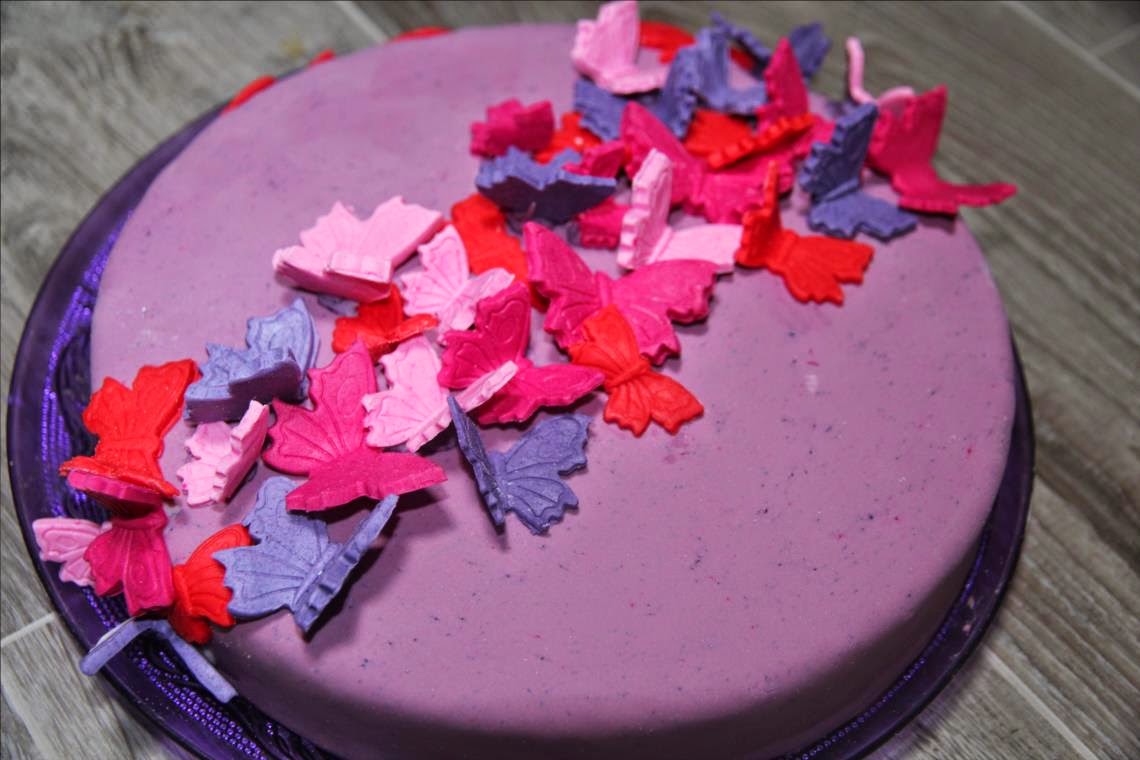 gateau simple pate a sucre, gateau theme papillons et fleurs, gateau pate à sucre  violet et blanc