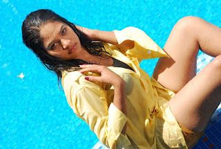 South Indian hot actress Nalamthana wet showing her black bra2