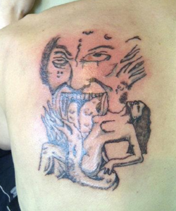tatuaje de cara extraña lamiendo a mujer