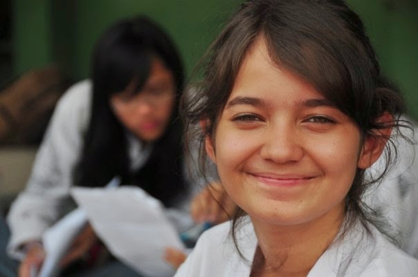 Foto Enzy Storia senyum lucu banget Foto Enzy Storia senyum lucu banget