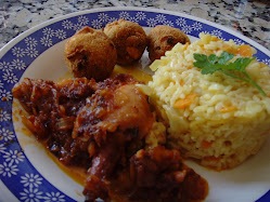 Calamares rellenos con guarnición arroz al curry