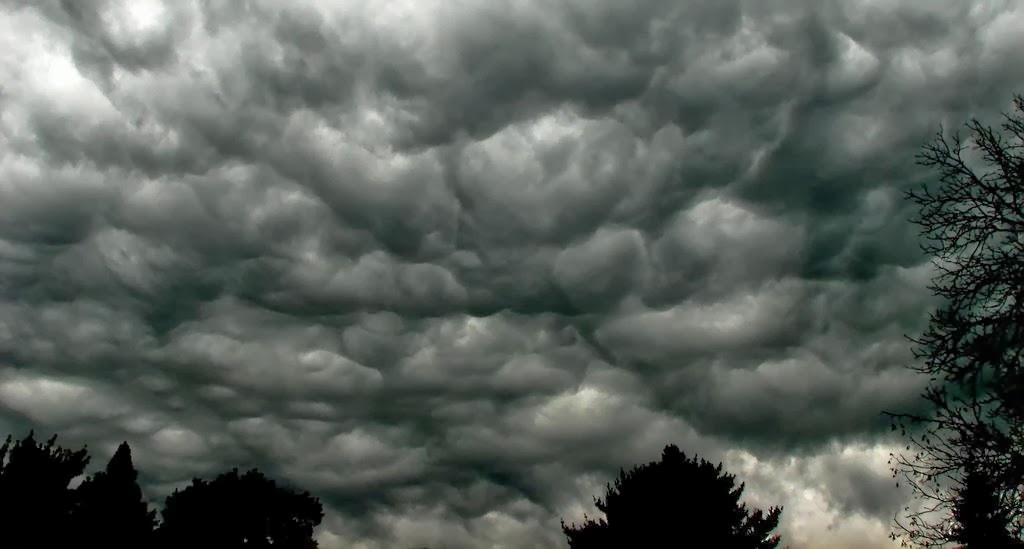 buch handling grey clouds