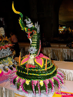 LOY KRATHONG. FLORES EN EL AGUA, BANGKOK. TAILANDIA