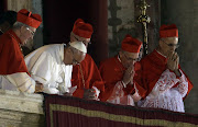 . Francisco de Asís. A las 8.22 en la noche romana ha aparecido el Papa, . francisco orando