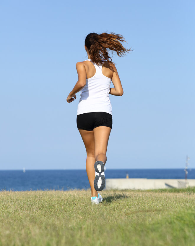 Скачет сидя спиной к камере Скачет сидя спиной к камере