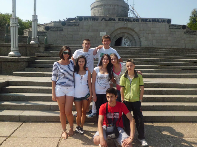 Cu colegii din trupa la Mausoleu Marasesti in drum spre festival