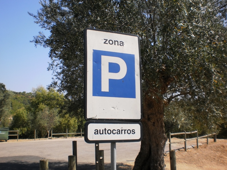 Parque para autocarros junto ao Rio