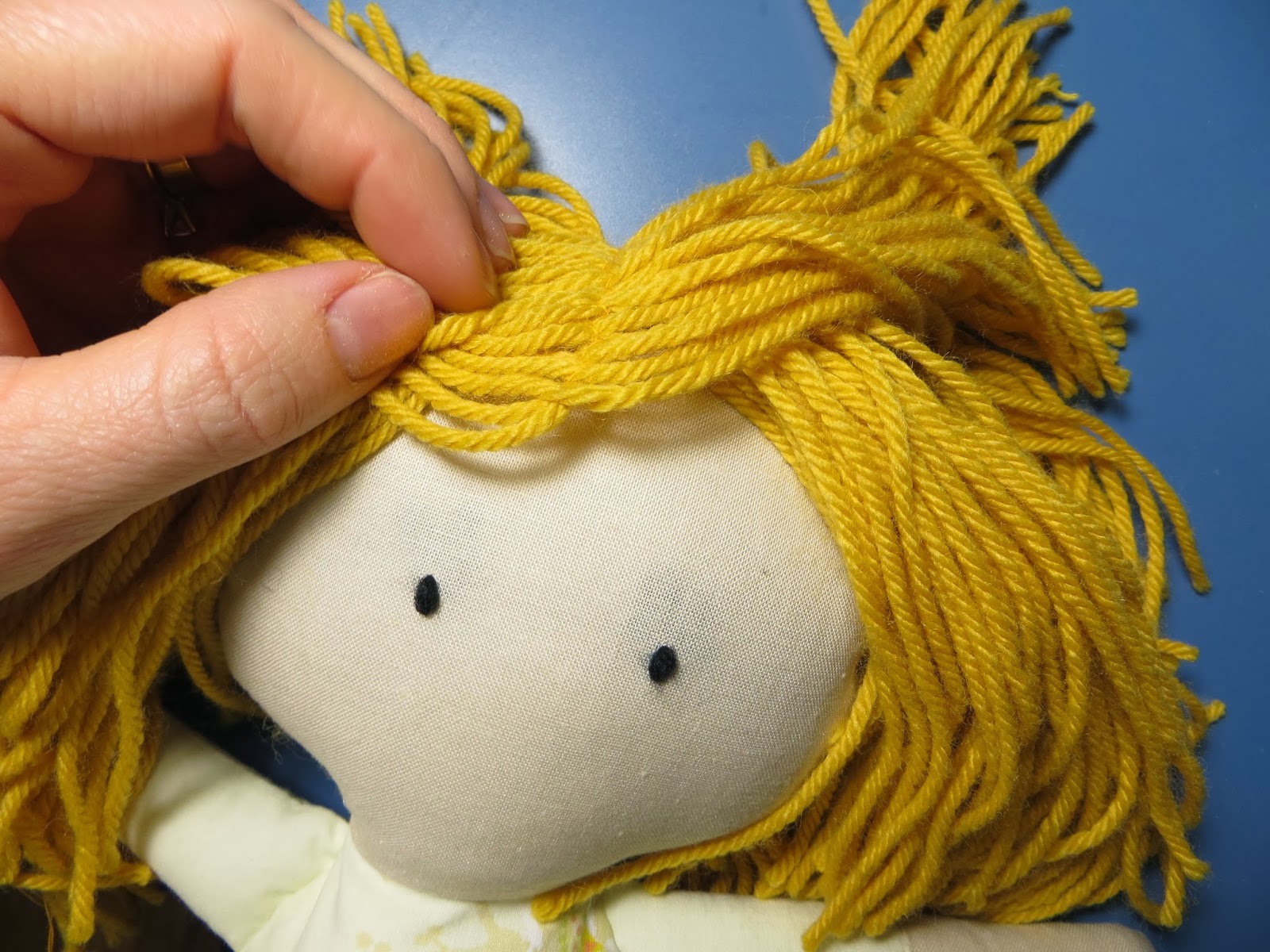 DIY DOLL HAIR OUT OF YARN, CHEAP AND EASY ALTERNATIVE FOR DOLL HAIR