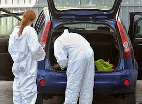 Un hombre llevaba el cadáver de su novia en el auto, con cinturón y lentes de sol