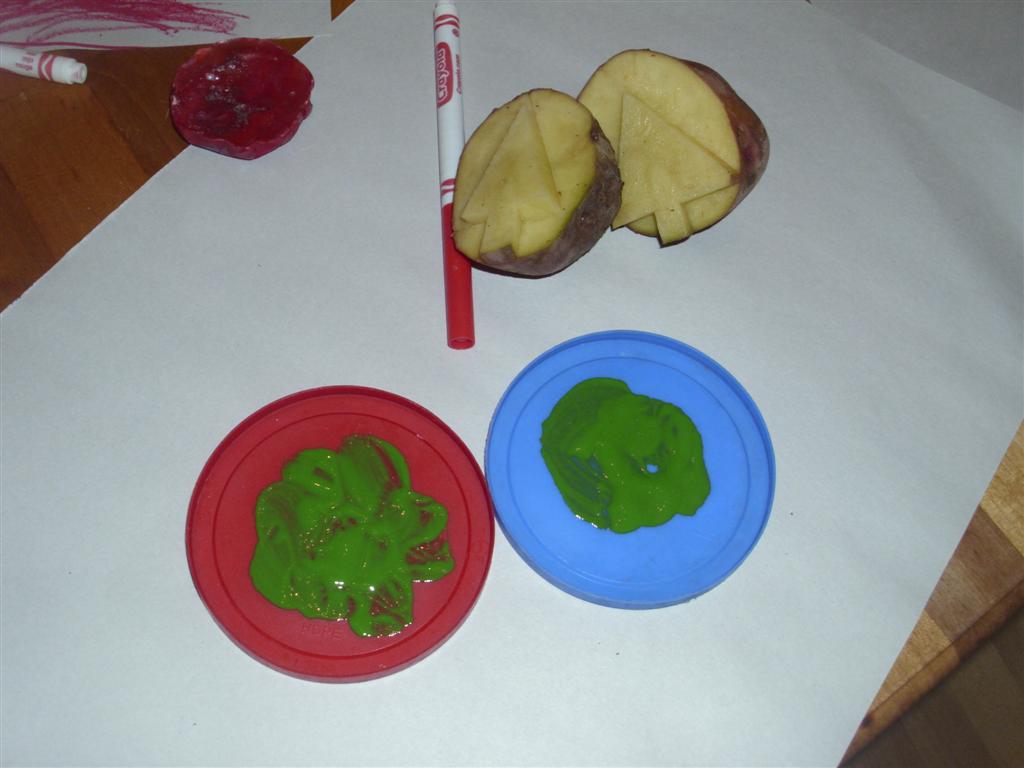 The DoItYourself Mom Christmas Holiday Preschool Craft Potato Stamp Wrapping Paper