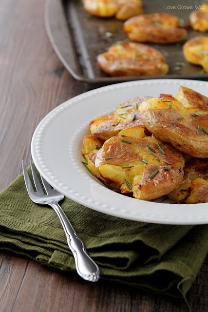 Crispy Smashed Potatoes taste just like a fried hash brown, but way healthier and way more delicious! A great side dish idea! LoveGrowsWild.com #recipe #potato #sides