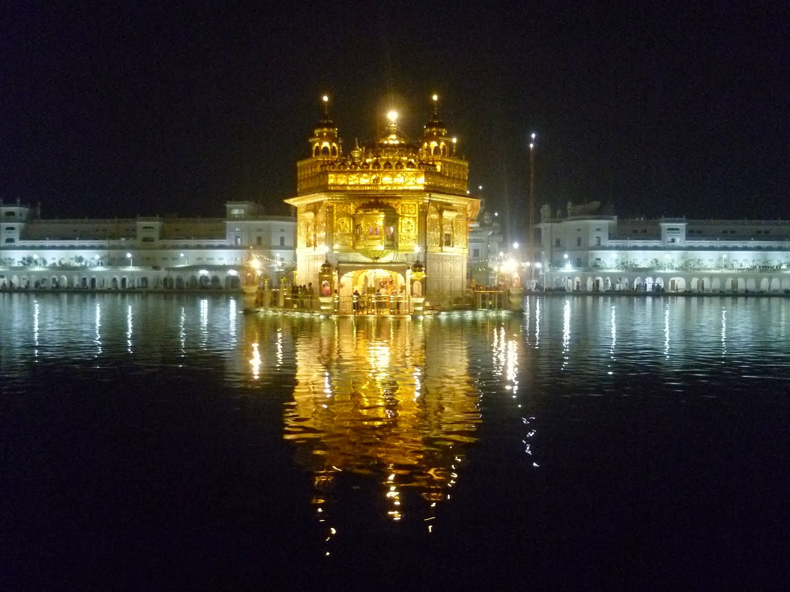 golden tempel by night