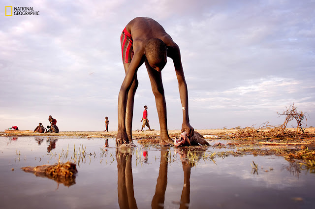 Διαγωνισμός φωτογραφίας National Geographic, Νεαρός ψαράς στην ανατολική όχθη της λίμνης Τουρκάνα κοντά στα σύνορα της Αιθιοπίας και της Κένυας. Τοποθεσία: λίμνη Τουρκάνα της Κένυας